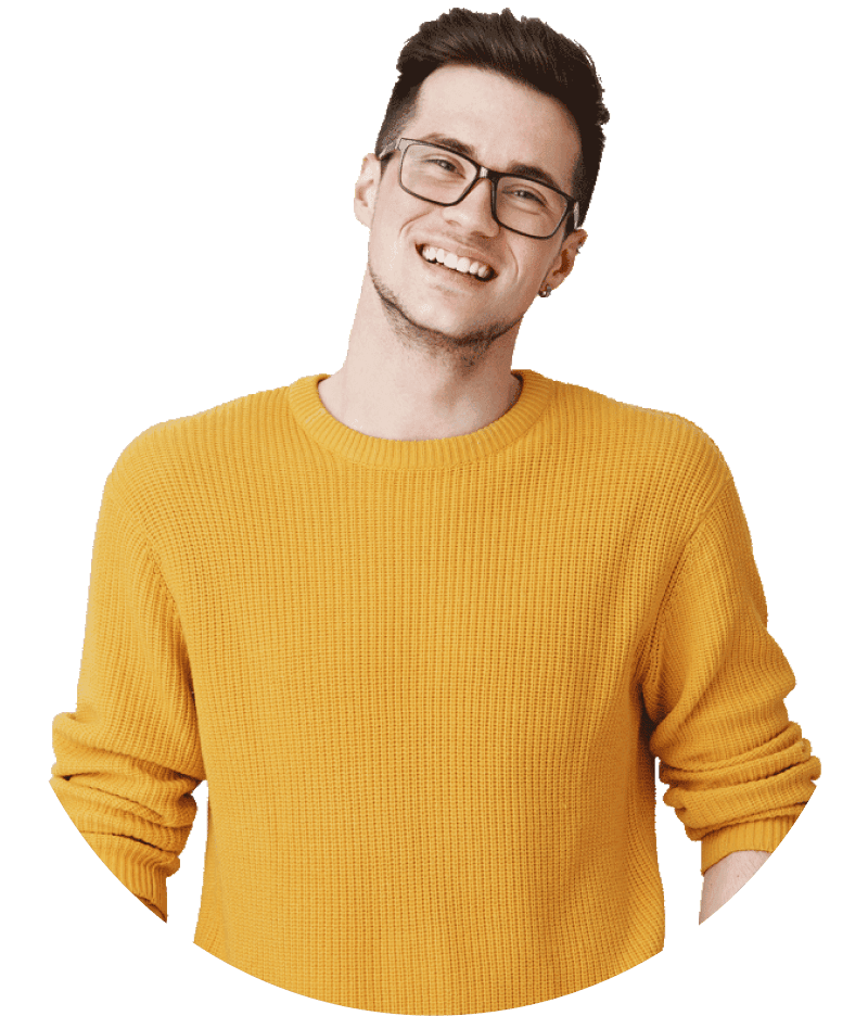 Homme lunette souriant au travail