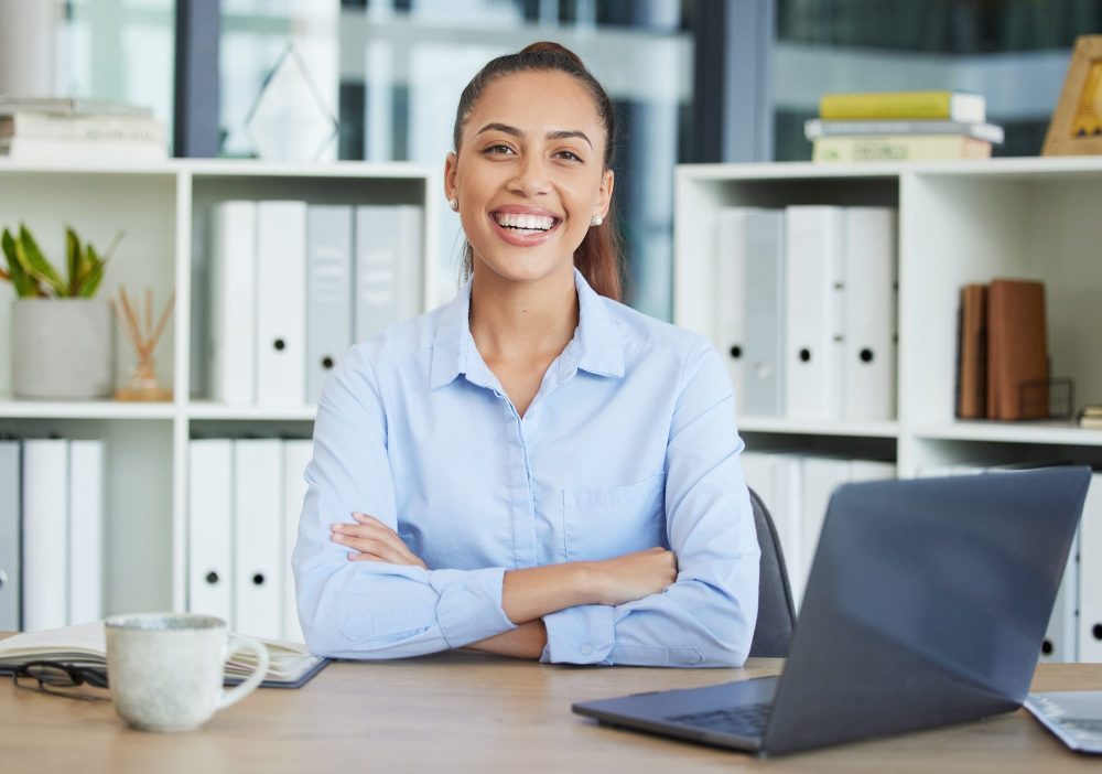 Femme bureau travail souriante